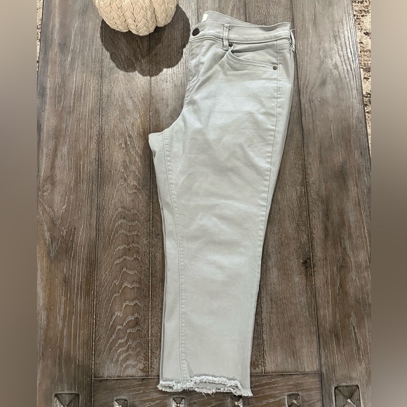 LOFT Sage Skinny Crop Petite Jeans - Picture 9 of 11